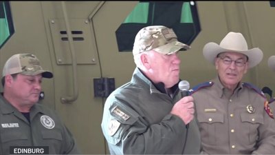 Greg Abbott y Tom Homan comparten con militares de Operación Estrella Solitaria