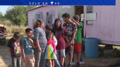 Voluntarios ayudan a familia de bajos recursos