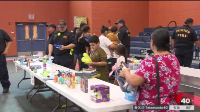 Niños de Palmview reciben regalos de navidad