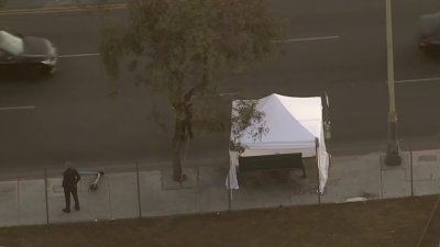 Mujer es encontrada muerta en una parada de bus en Mid-Wilshire