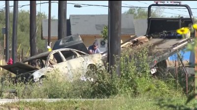 Hallan a dos personas inconscientes luego de auto  se incendia luego de volcarse y