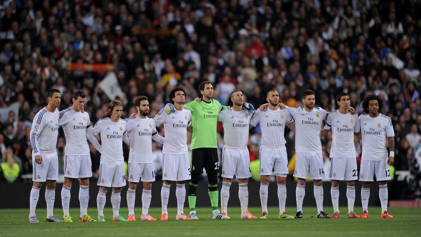 MADRID, SPAIN – MARCH 23:  Real Madrid CF players stand for a minutes silence as they remember former Spain Prime Minister Adolfo Suarez during the La Liga match between Real Madrid CF and FC Barcelona at the Bernabeu on March 23, 2014 in Madrid, Spain.  (Photo by Denis Doyle/Getty Images)