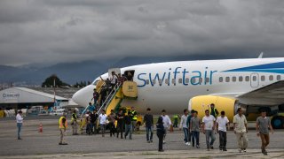 Foto de archivo de un vuelo de deportación tras aterrizar en Guatemala en 2019.