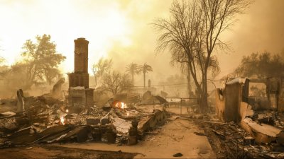 Los vientos y la poca humedad dificultan la labor de los bomberos ante los fuegos en el sur de California