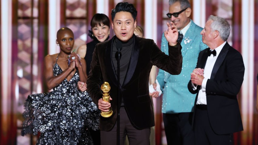 Cynthia Erivo, Michelle Yeoh, Jon M. Chu, Jeff Goldblum, Marc E. Platt ganan el premio a los Logros Cinematográficos y de Taquilla por “Wicked” durante la 82ª edición anual de los Globos de Oro celebrada en The Beverly Hilton el 05 de enero de 2025 en Beverly Hills, California. (Foto de Rich Polk/GG2025/Penske Media vía Getty Images)