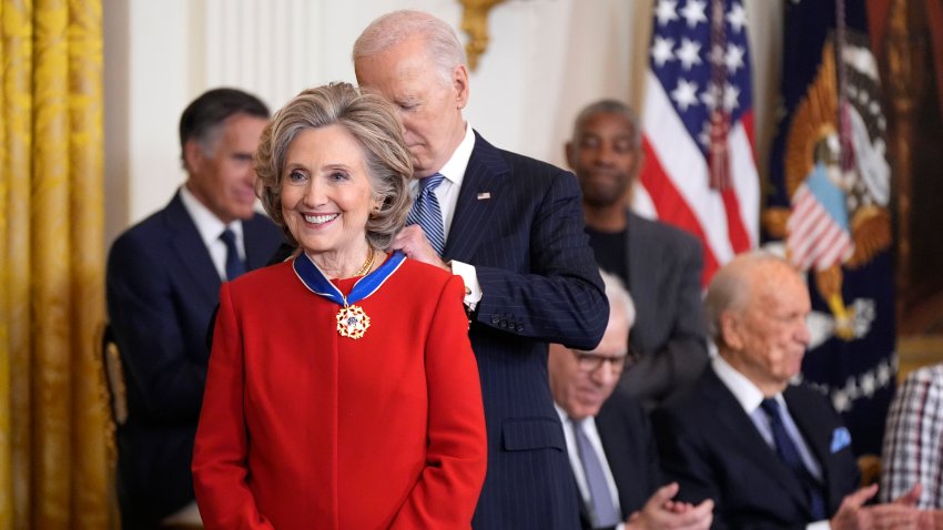 El presidente estadounidense Joe Biden le pone la Medalla Presidencial de la Libertad a la ex secretaria de Estado Hillary Clinton en la Casa Blanca en Washington el 4 de enero del 2025. (AP foto/Manuel Balce Ceneta)