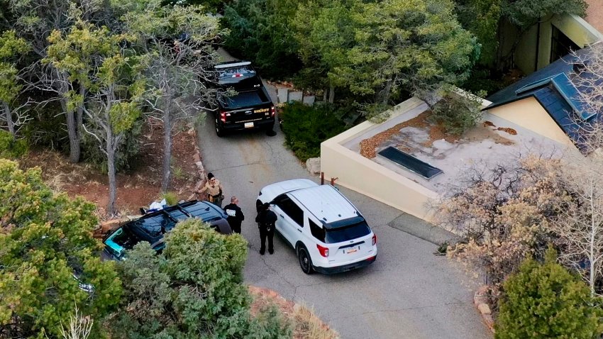 Policías se congregan afuera del hogar del actor Gene Hackman el jueves 27 de febrero de 2025 en Santa Fe, Nuevo México. Hackman, su esposa Betsy Arakawa y su perro fueron encontrados muertos en la propiedad un día antes. (AP Foto/Roberto Rosales)
