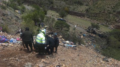 Tragedia en Bolivia: autobús cae a un barranco; mueren al menos 31 personas