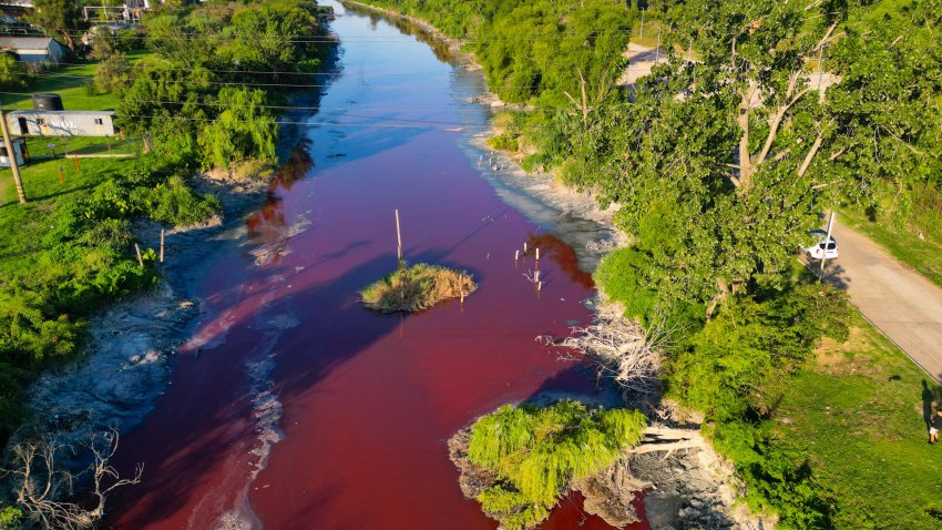 Un arroyo de la periferia de Buenos Aires se tiñe de rojo intenso