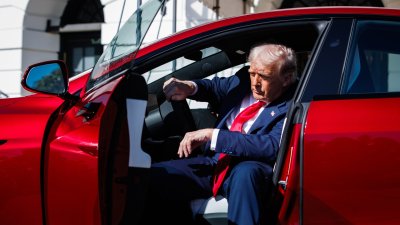 En video: Trump y Musk se suben a un Tesla rojo