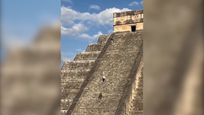 Sacrilegio en Chichén Itzá: turista sube a pirámide durante popular fenómeno