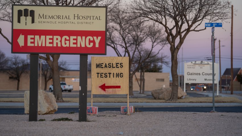 Señales indican el camino a las pruebas de sarampión en el estacionamiento del Distrito Hospitalario de Seminole frente al Estadio Wigwam el 27 de febrero de 2025 en Seminole, Texas. Ochenta casos de sarampión se han reportado en el condado de Gaines con una muerte reportada.