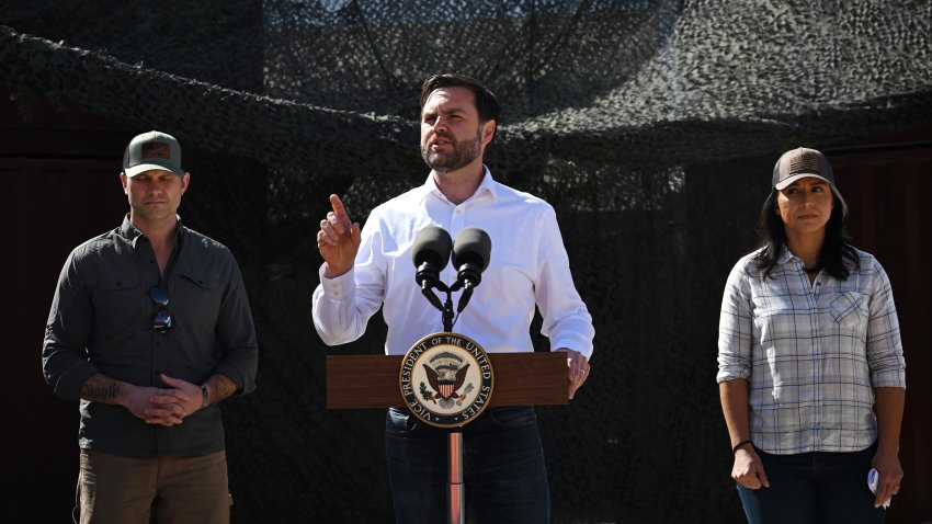 El vicepresidente de EEUU JD Vance (C) habla mientras el secretario de Defensa Pete Hegseth (L) y la directora de Inteligencia Nacional Tulsi Gabbard observan durante una visita a la frontera entre EEUU y México el 05 de marzo 2025 en Eagle Pass, Texas.