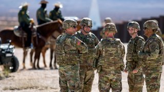 Soldados estadounidenses en Sunland Park, Nuevo México, cerca de la frontera con México, el 3 de febrero del 2025.