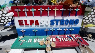 Las palabras 'El Paso Strong' están escritas en un recuerdo en un monumento temporal en Ponder Park en honor a las víctimas del tiroteo en Walmart que dejó 23 personas muertas en un ataque racista dirigido a los latinos el 2 de agosto de 2020 en El Paso, Texas.