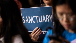 Una mujer participa en una manifestación en apoyo a inmigrantes en Los Ángeles, California, en noviembre de 2024.