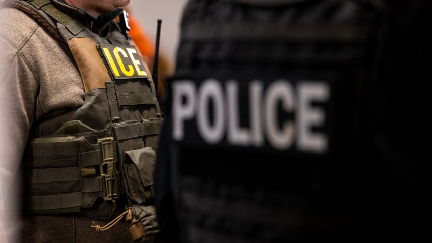Agentes del Servicio de Inmigración y Control de Aduanas de Estados Unidos (ICE, por sus siglas en inglés), junto con otras fuerzas del orden federales, asisten a una reunión previa a la aplicación de la ley en Chicago, Illinois, Estados Unidos, el domingo 26 de enero de 2025. El presidente Donald Trump ha prometido llevar a cabo el mayor esfuerzo de deportación de la historia de EEUU, prometiendo deportar en última instancia a todos los extranjeros que viven en el país sin permiso. Fotógrafo: Christopher Dilts/Bloomberg vía Getty Images