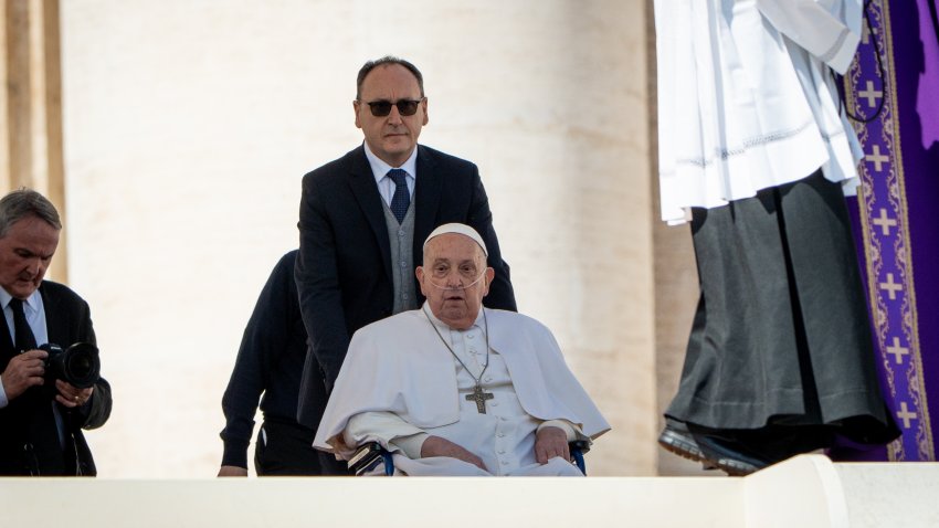 Aparición sorpresa: fieles reciben con aplausos al papa Francisco en el Vaticano