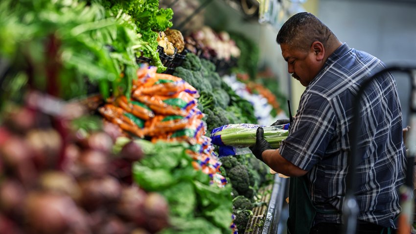 Los precios disminuyen en marzo, pero sigue la preocupación por los aranceles de Trump