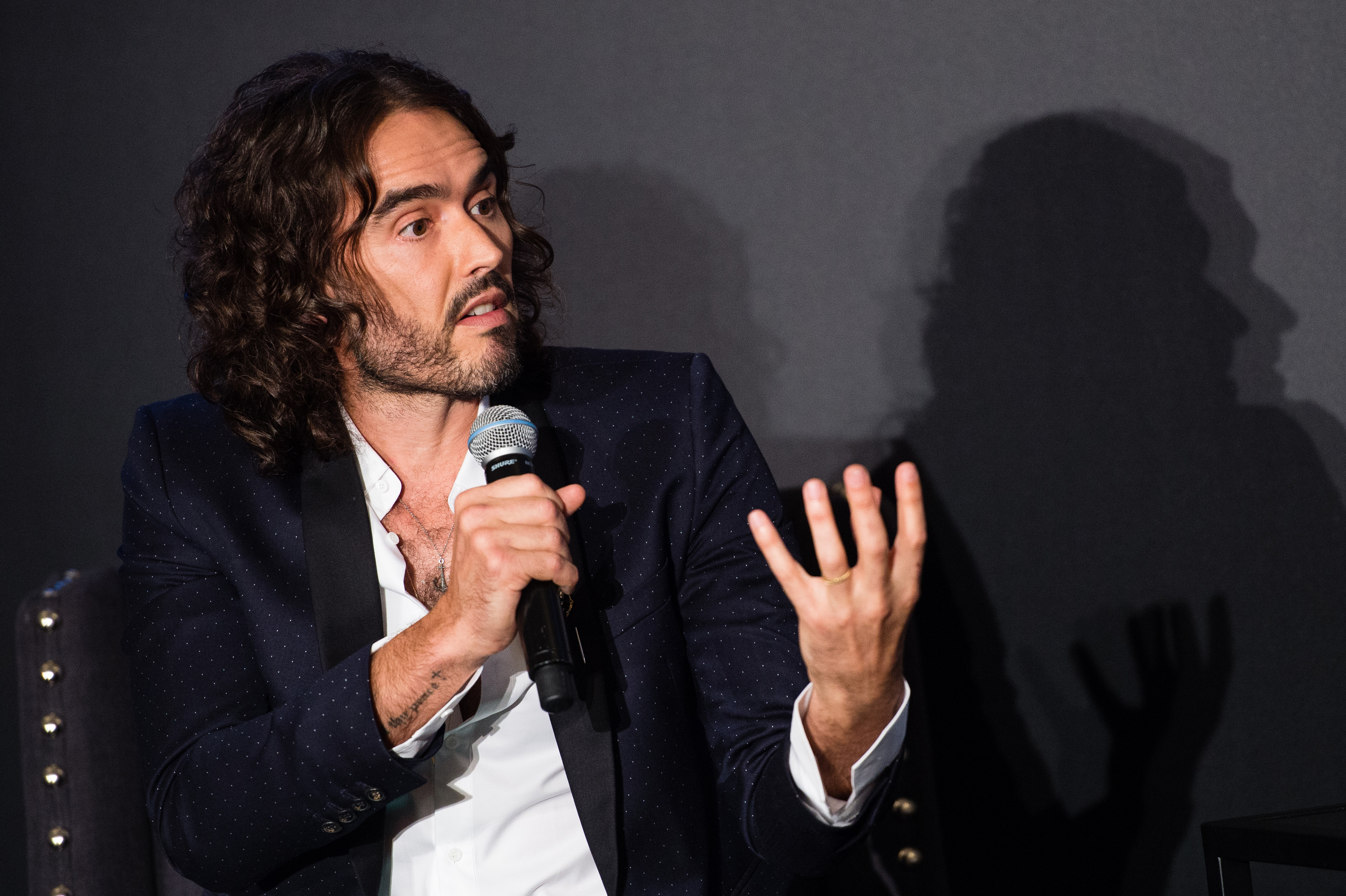 Acusan al actor Russell Brand de violación y agresión sexual