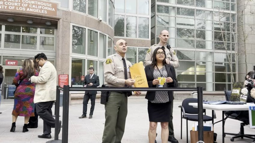 Agentes reparten boletos para asientos públicos en sala de audiencias