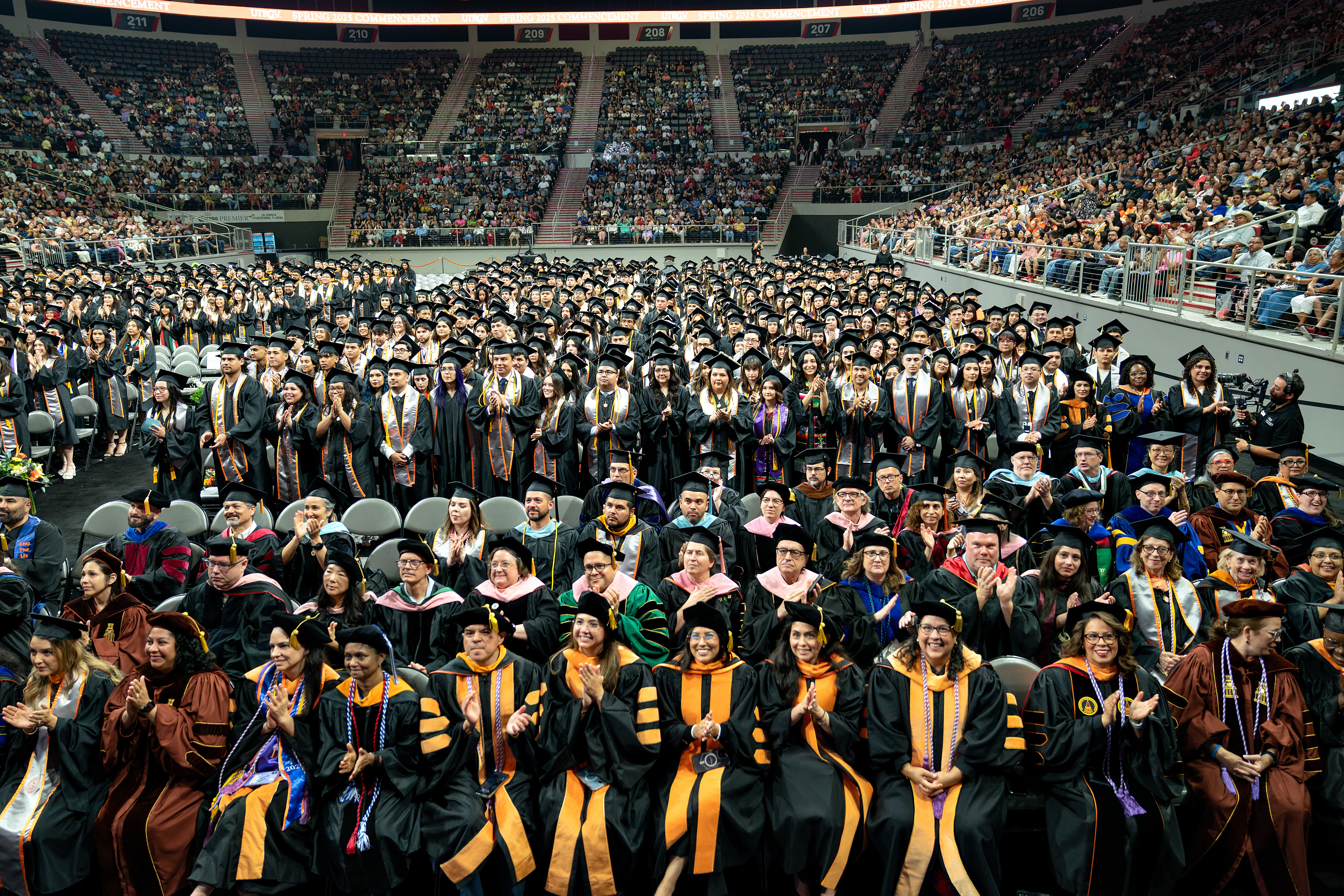 Miles de estudiantes celebran graduación de primavera en UTRGV – Telemundo  McAllen (40), image size:5916x3944