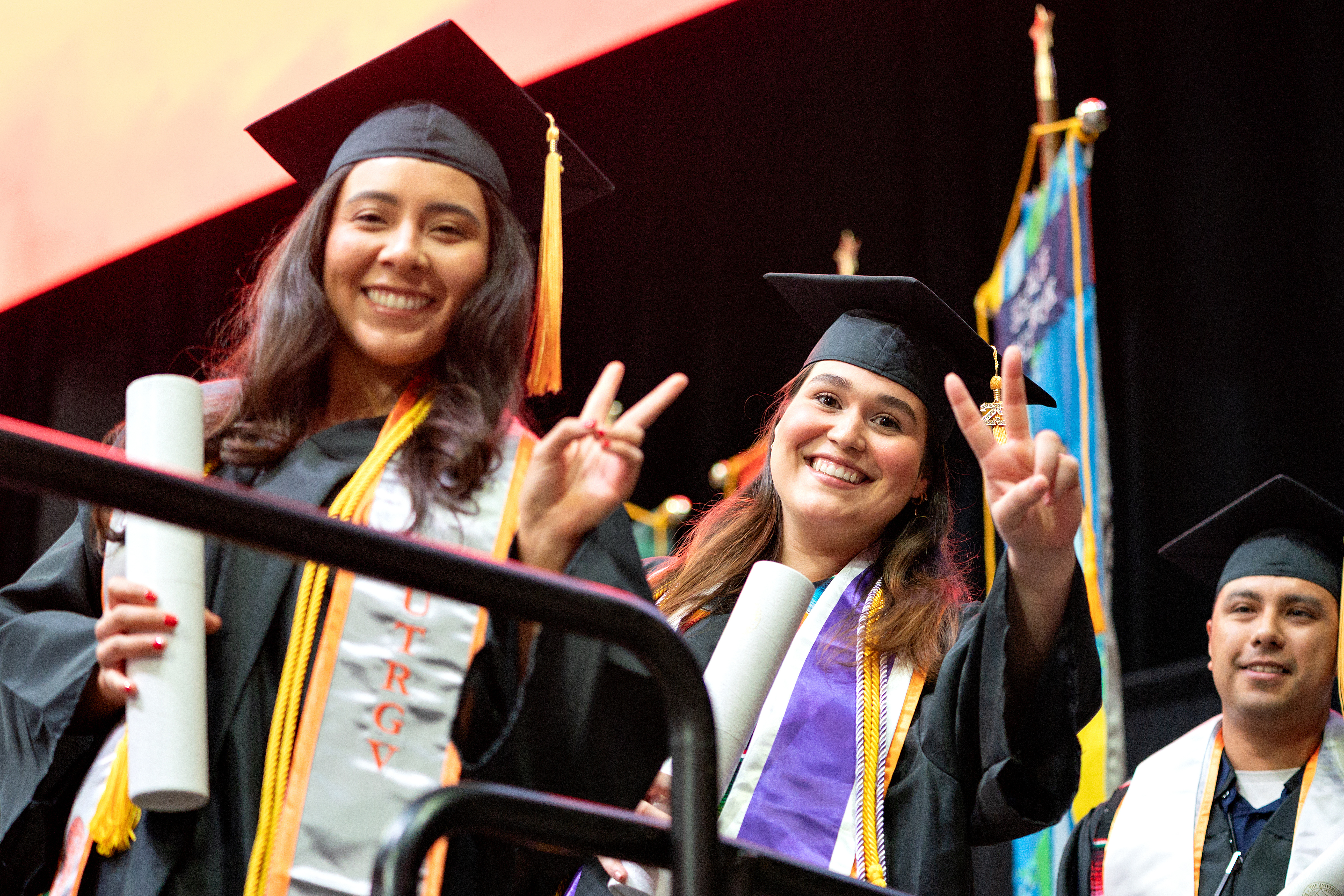 Miles de estudiantes celebran graduación de primavera en UTRGV – Telemundo  McAllen (40), image size:5191x3461