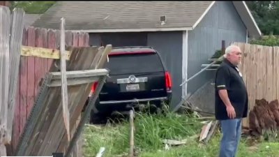 Camioneta choca contra la barda de casa en McAllen