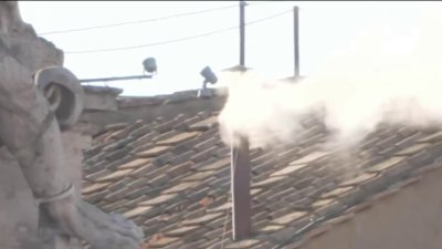Sale humo blanco del Vaticano tras elegir nuevo Papa