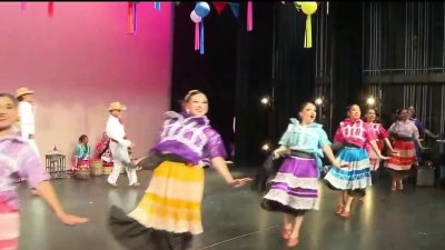 Estudiantes de Edinburg North celebran a las mamás con espectáculo folklórico Ritmo Dorado