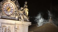 La fumata blanca surge de la chimenea de la Capilla Sixtina en la segunda jornada de Cónclave en la ciudad del Vaticanoel 13 de marzo de 2013. EFE/Alessandro Di Meo