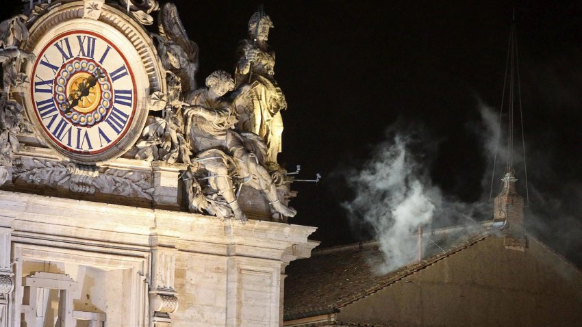 La fumata blanca surge de la chimenea de la Capilla Sixtina en la segunda jornada de Cónclave en la ciudad del Vaticanoel 13 de marzo de 2013. EFE/Alessandro Di Meo