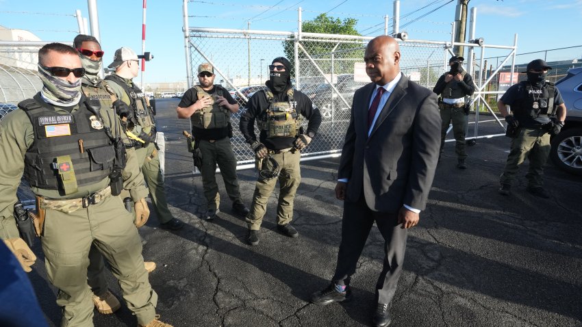 Arrestan al alcalde de Newark a las afueras de un centro de detención de ICE