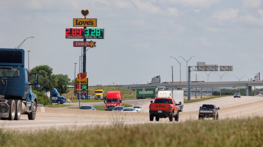 Precios de la gasolina en una gasolinera Love’s de Dallas, Texas, EEUU, el miércoles 7 de mayo de 2025. El petróleo ha tendido a la baja desde finales de enero debido a la escalada de las fricciones comerciales y a los planes de la OPEP+ de seguir impulsando la oferta paralizada, pero los precios se han alejado de sus mínimos en los últimos dos días. Fotógrafa: Shelby Tauber/Bloomberg vía Getty Images