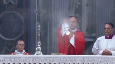 Eduardo Verastegui llegó a la Basílica de San Pedro para orar por el nuevo Papa