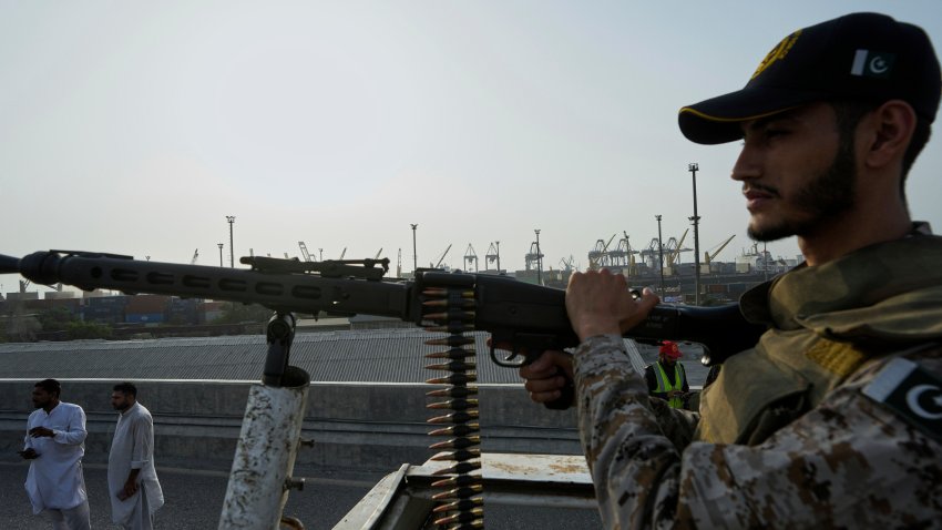 Un soldado paramilitar en alerta sobre un vehículo en la carretera cercana al puerto paquistaní de Karachi, el viernes 9 de mayo de 2025, luego de que aumentaron las tensiones militares entre Pakistán y la India. (AP Foto/Fareed Khan)