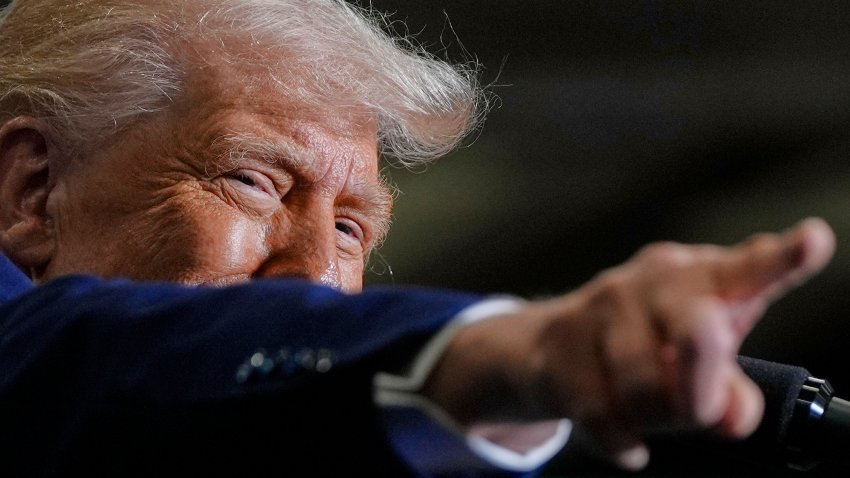 El presidente Donald Trump habla en la planta de Mon Valley Works-Irvin de U.S. Steel Corporation, el viernes 30 de mayo de 2025, en West Mifflin, Pensilvania. (AP Foto/Julia Demaree Nikhinson)
