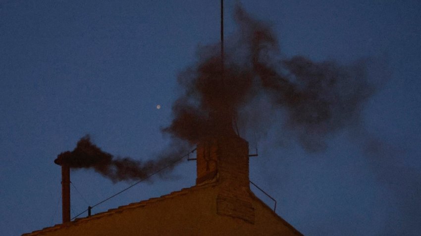 Humo negro sale de la chimenea en el tejado de la Capilla Sixtina en el primer día del cónclave para elegir a un nuevo papa en la Ciudad del Vaticano, 07 de mayo de 2025. (Papa) EFE/EPA/FABIO FRUSTACI
“`