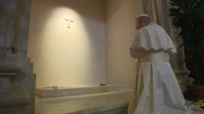 “Qué viva el Papa”: León XIV visita la tumba de Francisco