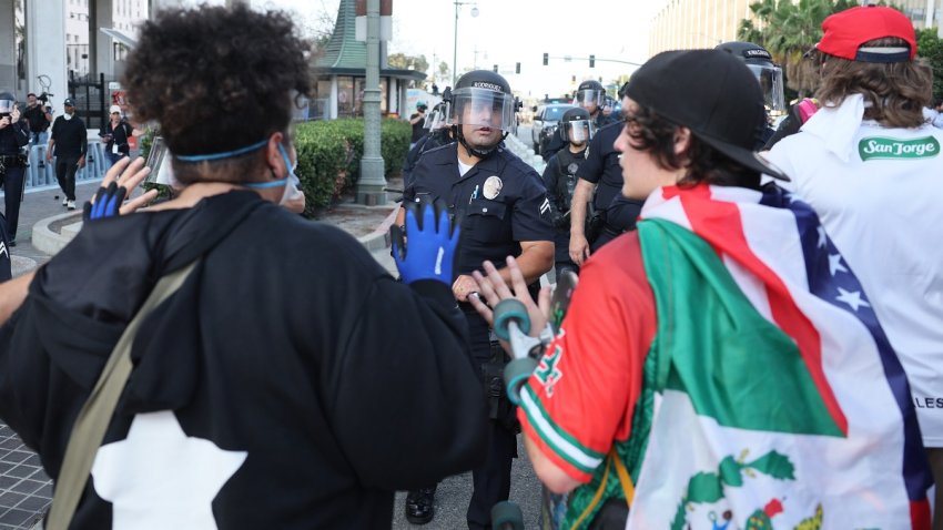 Manifestantes se enfrentan a la policía en Los Ángeles, California, EE.UU., el 9 de junio de 2025. EFE/ALLISON DINNER