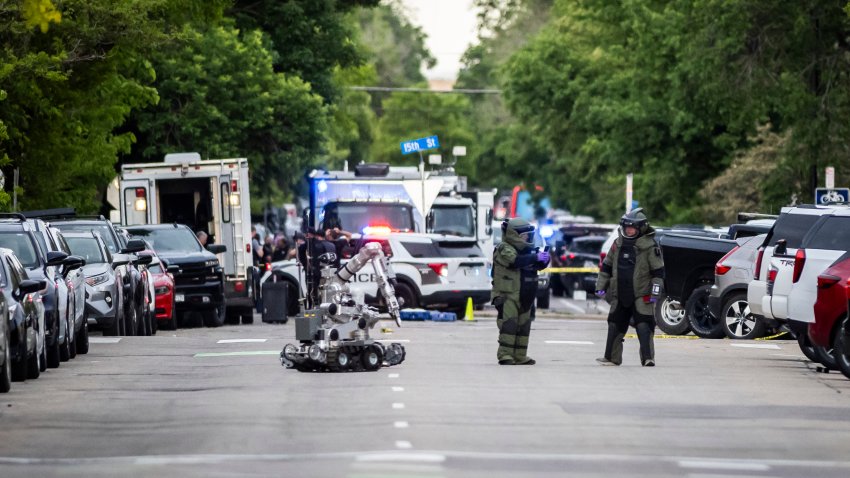 BOULDER, COLORADO – 1 DE JUNIO: Los artificieros preparan una zona de operaciones tras un incidente con múltiples heridos que el FBI está investigando como un acto terrorista el 1 de junio de 2025 en Boulder, Colorado. Un sospechoso se encuentra detenido tras, al parecer, lanzar un artefacto incendiario contra un grupo que participaba en una marcha organizada cerca del palacio de justicia para solidarizarse con los rehenes retenidos por Hamás en Gaza. (Foto de Chet Strange/Getty Images)