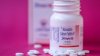 Retiran más de 140,000 frascos de popular medicamento para el colesterol