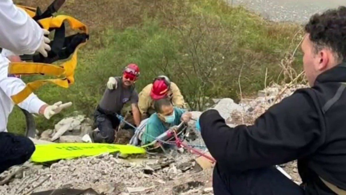 Bomberos rescatan a hombre que cayó de un acantilado en Rio Grande City ...