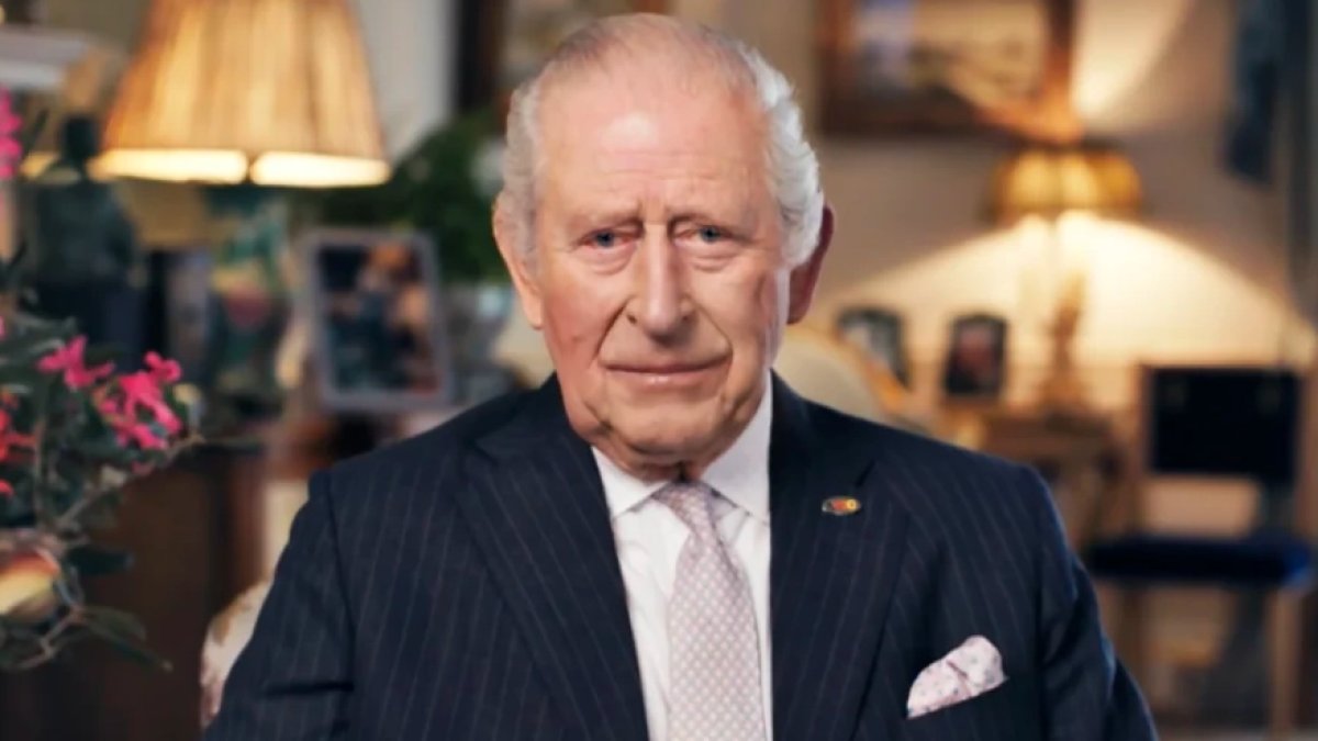チャールズ国王、ガンの治療を減らすことを明らかに – テレムンド・マッカレン（40）