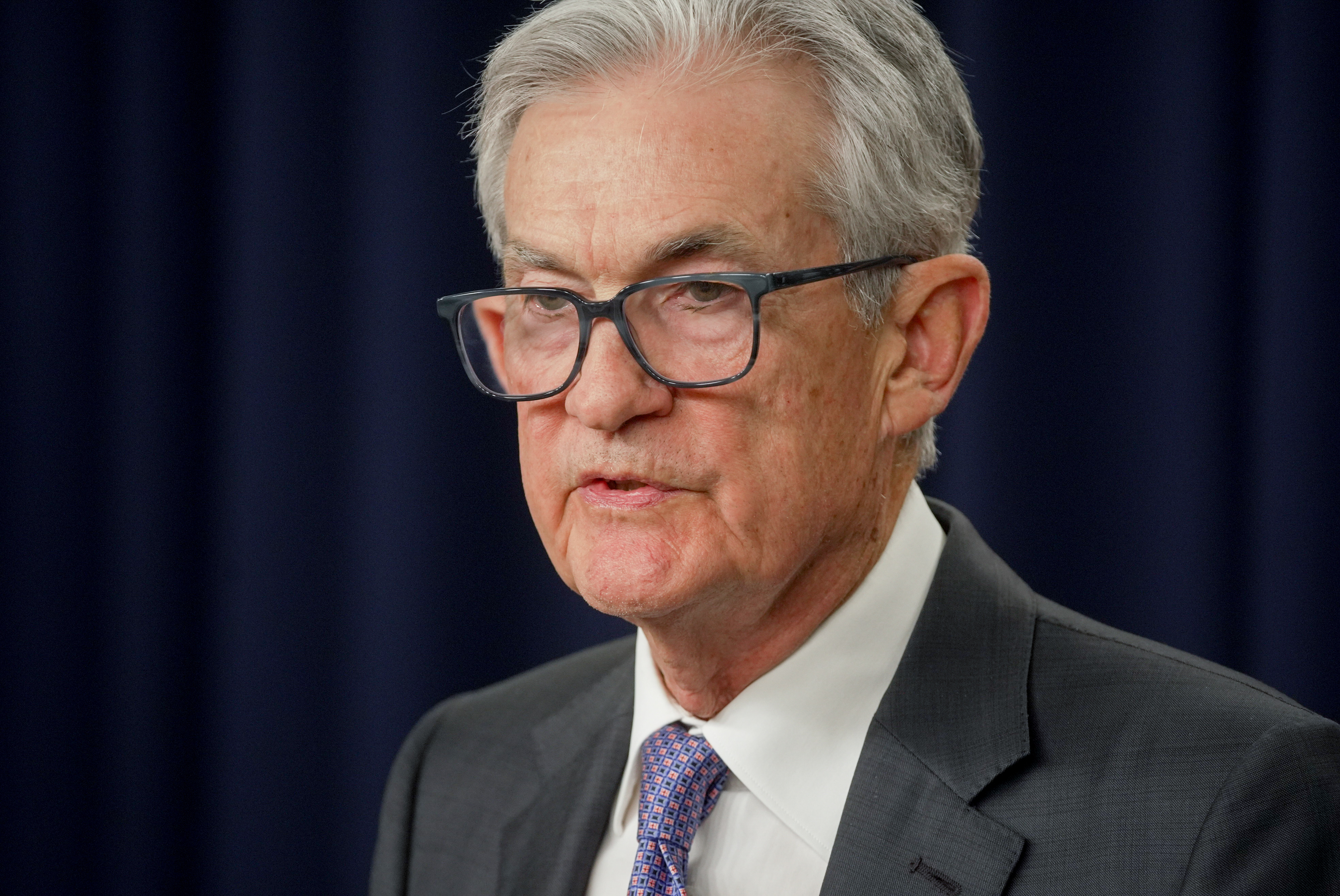La Fed mantiene las tasas de interés en medio de tensiones entre Powell y la Casa Blanca