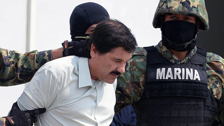 El narcotraficante mexicano Joaquín Guzmán Loera, alias "el Chapo Guzmán", es escoltado por infantes de marina mientras es presentado ante la prensa el 22 de febrero de 2014 en la Ciudad de México. (Foto de Alfredo ESTRELLA / AFP) (Foto de ALFREDO ESTRELLA/AFP vía Getty Images)