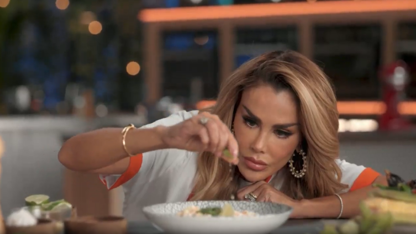 Ninel Conde sazonando un platillo.