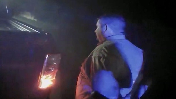 Policía presuntamente ebrio se va al piso en parada de tráfico