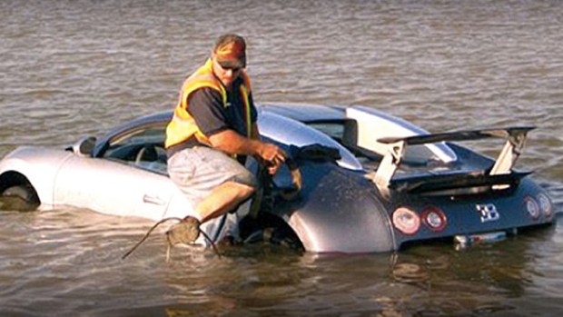 Video: Reconoce haber lanzado Bugatti al mar