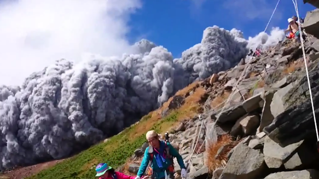 Japón: Erupción de volcán deja heridos graves